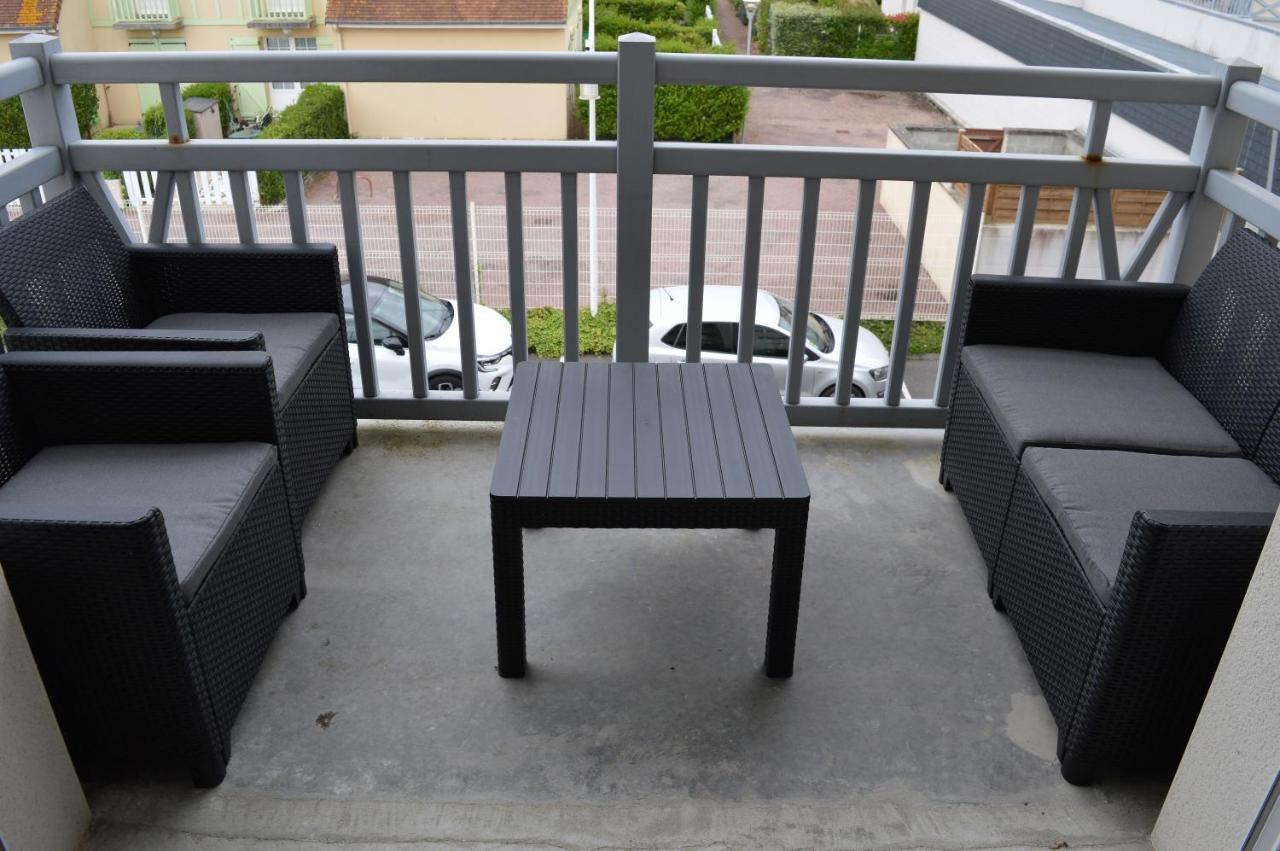 Appartement spacieux avec balcon - à 50m de la plage Courseulles-sur-Mer Exterior foto